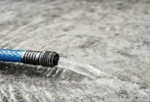 رش الماء على الخرسانة